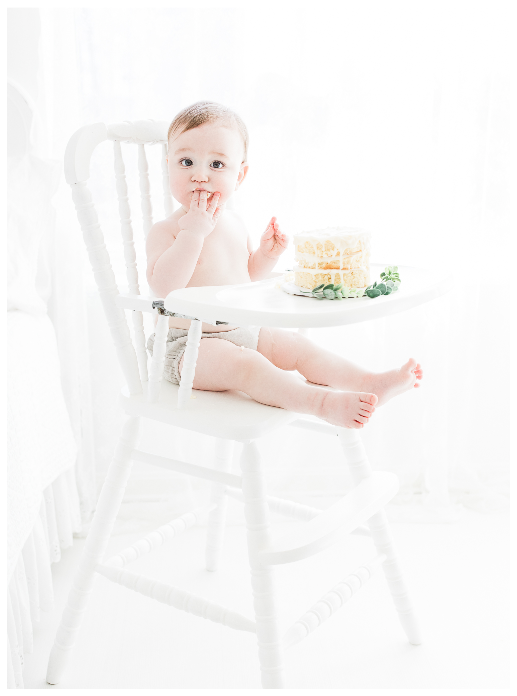 Dayton Ohio simply sweet baby one year smash cake session | Winter Freire Photography specializes in elegant timeless and organic maternity, newborn, baby + child, family and motherhood photography in Dayton, Ohio and the surrounding areas. We would love to plan a beautiful session for your family!