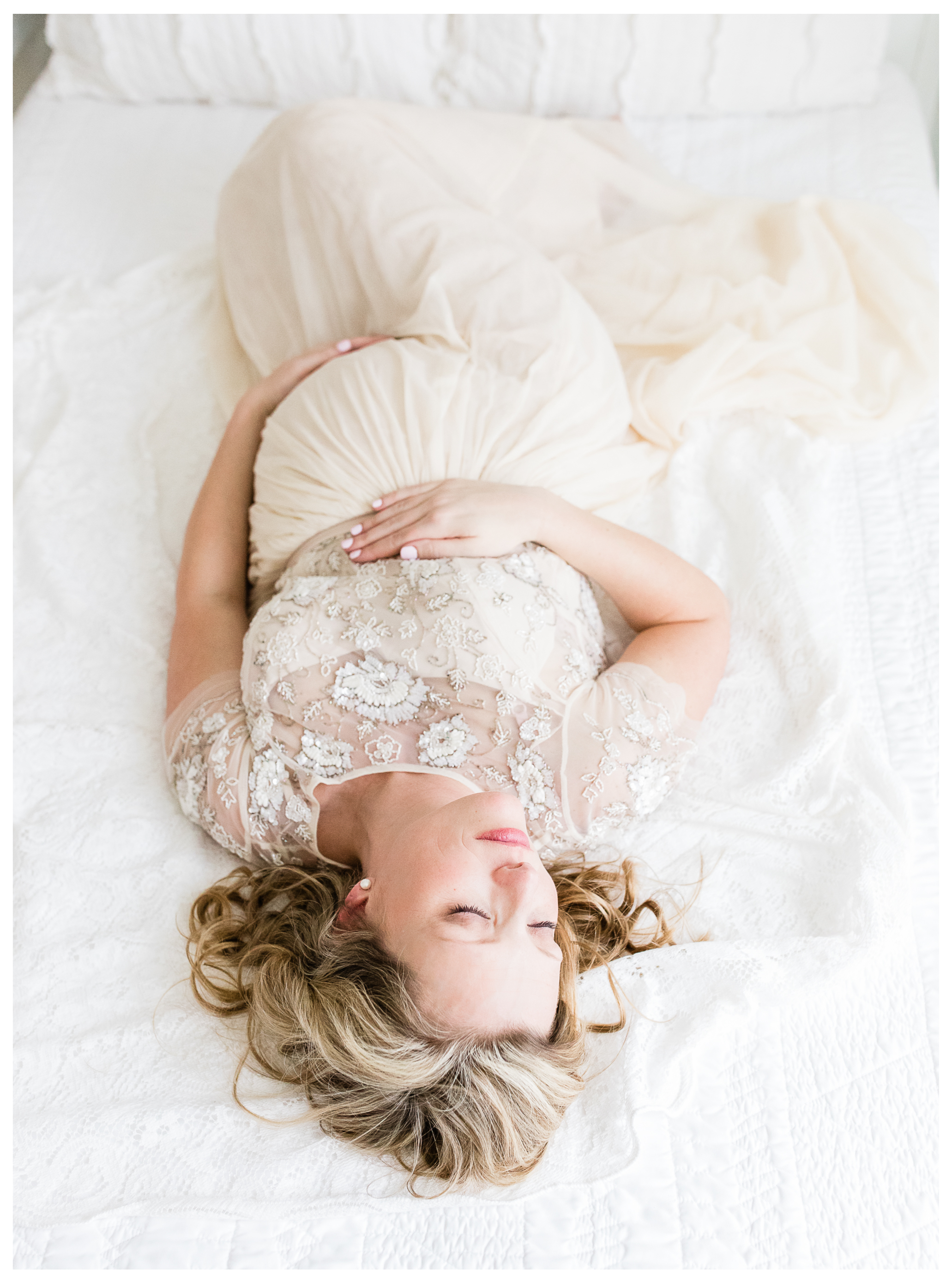 Centerville Ohio maternity photographer | Winter Freire Photography specializes in elegant timeless and organic maternity, newborn, baby + child, family and motherhood photography in Dayton, Ohio and the surrounding areas. We would love to plan a beautiful session for your family!