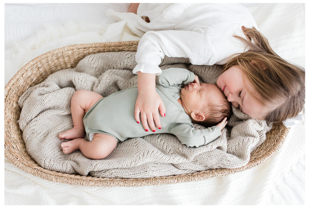 Winter Freire Photography | Dayton, Ohio Photography | Dayton, Ohio Newborn Photographer | Newborn Photography | Fine Art Photography | Lifestyle Sibling Newborn Session | Sweet Pure Organic Portraits