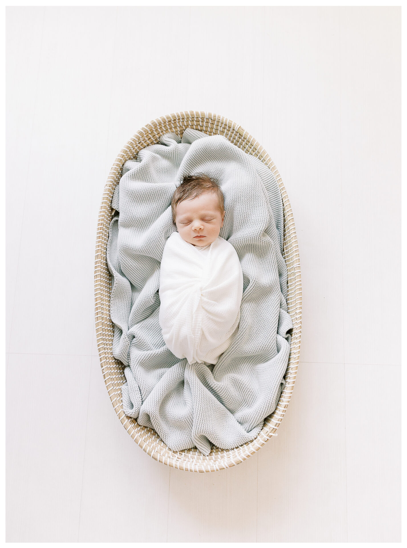 Winter Freire Photography | Newborn Studio Session | Organic Timeless Elegant lifestyle newborn session with family | Cincinnati, Dayton, Columbus Ohio and surrounding areas