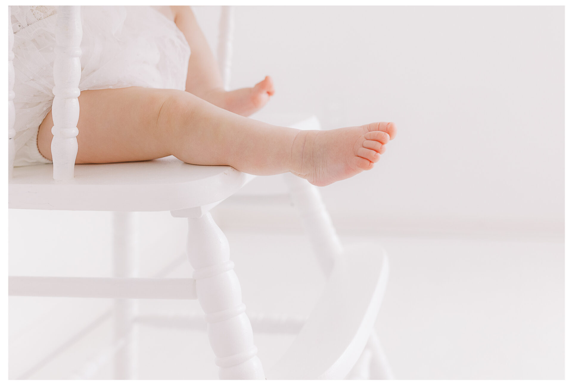 Winter Freire Photography | First birthday photos for baby girl in a photography studio | a close up of her little toes